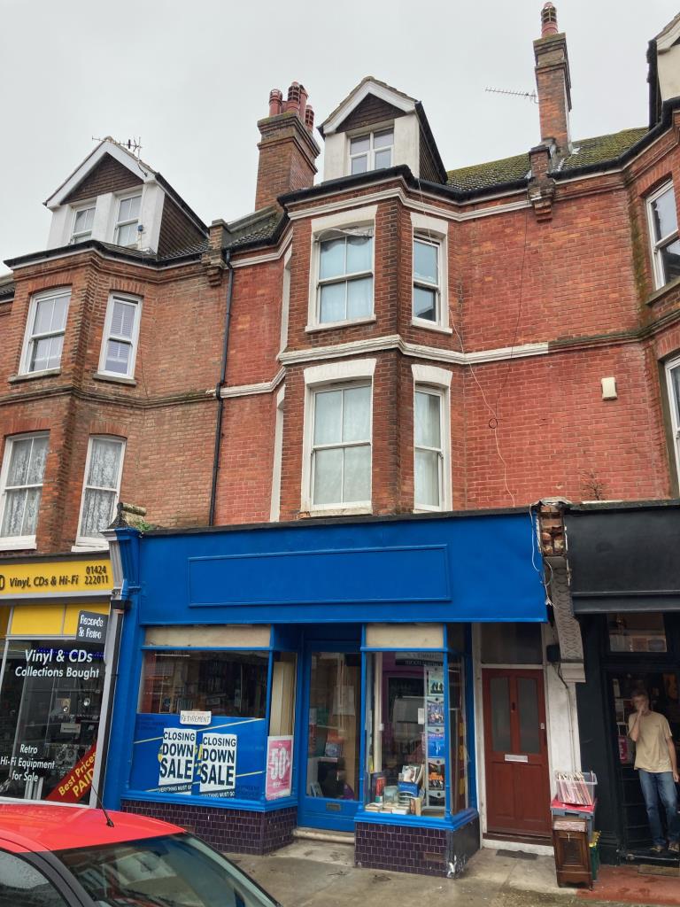 Lot: 80 - BLOCK OF THREE FLATS WITH GROUND FLOOR COMMERCIAL UNIT - Builing with shop on ground floor